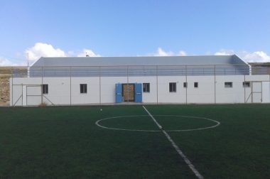 Κερκίδες θεατών με βοηθ. χώρους σε γήπεδο ποδοσφαίρου 5×5, Κουφονησία